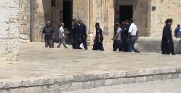 عشرات المستوطنين يقتحمون باحات الأقصى المبارك