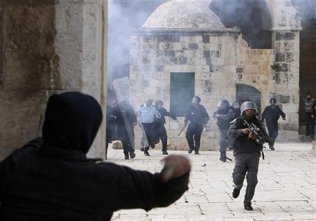 اشتباكات بين قوات الاحتلال وعشرات الفلسطينيين في الأقصى