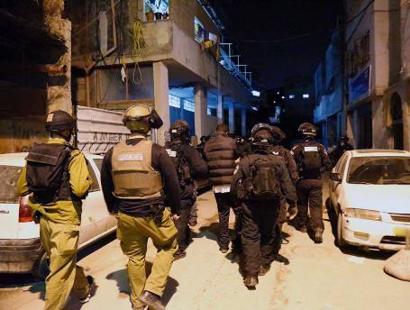 قوات الاحتلال تعتقل 14 مواطنا من الضفة والقدس