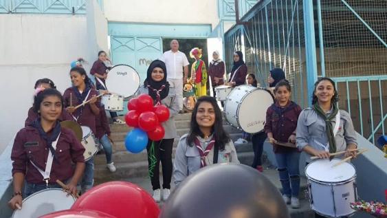 طلاب عين الحلوة يعودون إلى مقاعد دراستهم