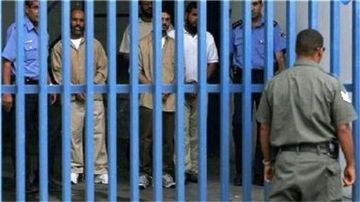 الاحتلال يشن حملة دهم وتنقيلات للأسرى في معتقلاته