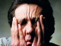 دراسة: الشعور بالسعادة يتراجع عند بلوغ منتصف العمر