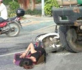 تلميذة تراجع درسها أثناء انتظارها الإسعاف بعدما صدمتها شاحنة 