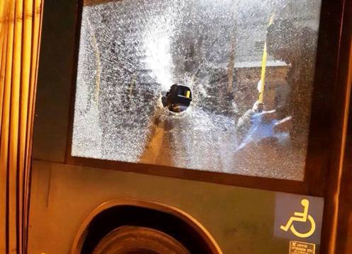 القدس... الاحتلال يعتقل فتيين بزعم رمي الحجارة على حافلة للمستوطنين