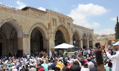 300 غزي يتوجهون الى القدس للصلاة في الاقصى