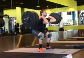 بالفيديو.. حامل أثقال ينجو بأعجوبة