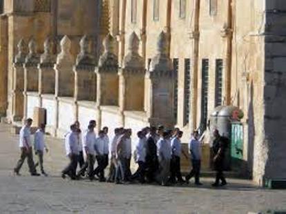 مستوطنون بقيادة حاخامتهم يقتحمون باحات الأقصى المبارك
