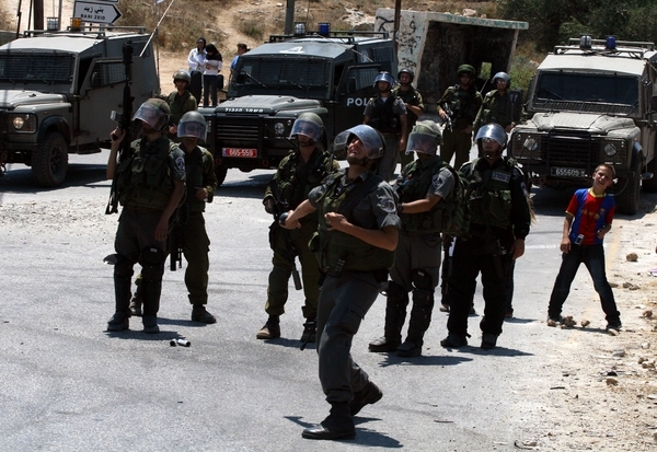 الاحتلال يعتقل 15 مواطناً من الضفة والقدس