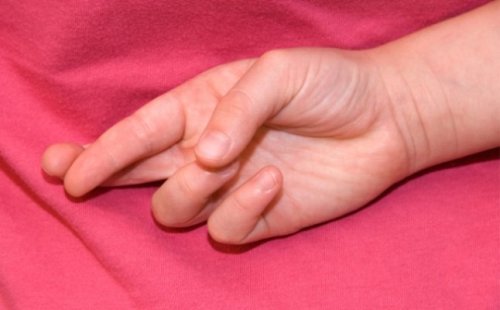 كيف تعرفين بأنّ طفلكِ يكذب؟