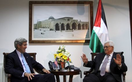 كيري لعباس: المنطقة لا تتحمل فراغ سياسي فلسطيني