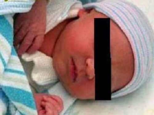 أردني يهشم رأس طفلته على الرصيف العام
