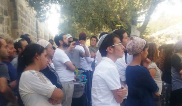 عشرات المستوطنين يقتحمون باحات المسجد الأقصى