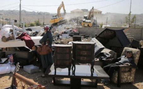 القدس... الاحتلال يهدم 12 منزلا في قلنديا