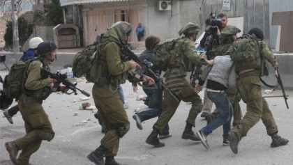 الاحتلال يعتقل فلسطينيين في مسيرة تضامنية مع الأسرى بمخيم العروب