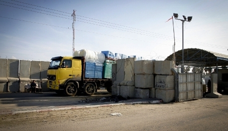 570 شاحنة تدخل القطاع اليوم الخميس
