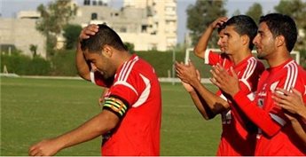 الاتحاد الفلسطيني لكرة القدم يكرم لاعب خدمات رفح