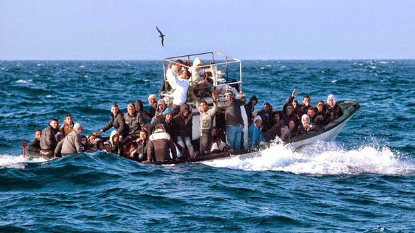 مصادر صحفية: خفر السواحل اليوناني حاول إغراق قارب يقل لاجئين سوريين في المتوسط