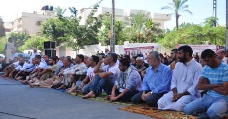 صلاة الجمعة تضامنا مع الأسرى قبالة مقر الصليب الأحمر 