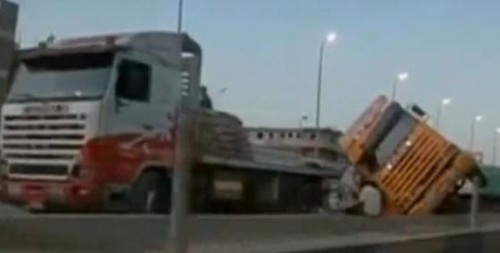 مقتل تسعة أشخاص في اصطدام بين حافلة سياحية وشاحنة في مصر