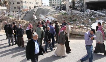 عشرات المواطنين يتظاهرون أمام وزارة الأشغال بغزة