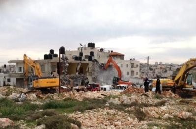 قوات الاحتلال تهدم منزلاً في رافات بالقدس
