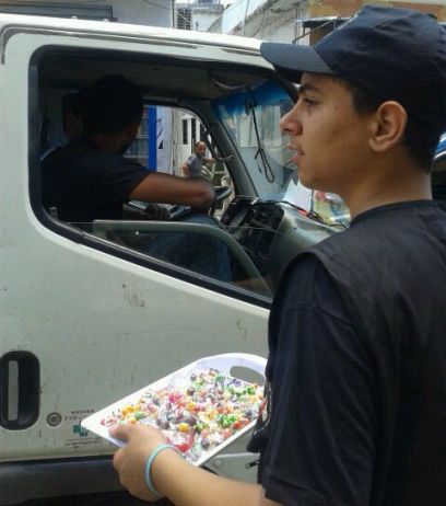 الجهاد تبارك عملية أسر المستوطنين وتوزع الحلوى‏ في البص