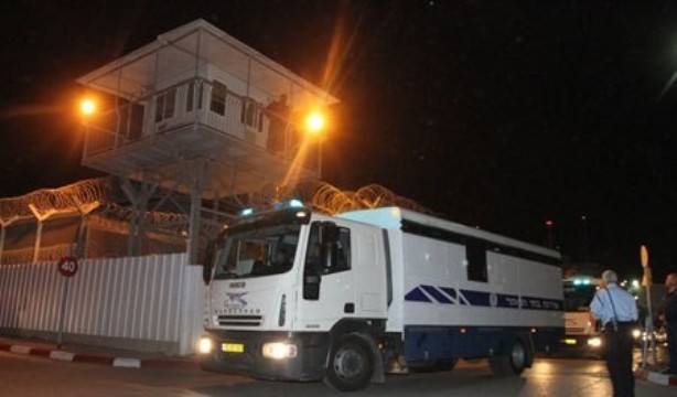 سلطات الاحتلال تنقل الأسرى المضربين في النقب إلى سجون أخرى