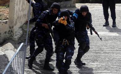 أجهزة السلطة تواصل اعتقال 5 صحفيين وتمنع الإعلام من ممارسة دوره