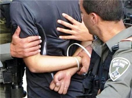 القدس... الاحتلال يعتقل شابا عند باب العمود