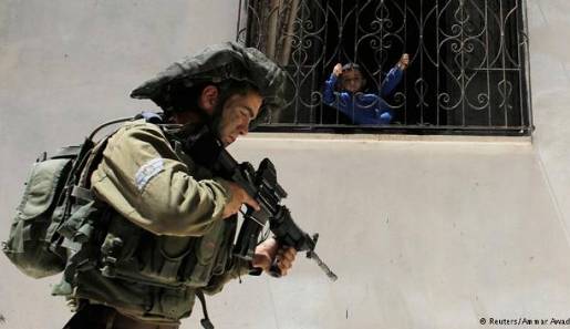 الاحتلال يعتقل 3 مواطنين في الضفة والقدس