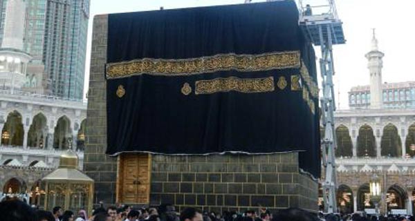 الكعبة المشرفة ترتدي كسوتها الجديدة 