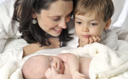 ما هي طرق التعامل مع الغيرة عند الأطفال؟