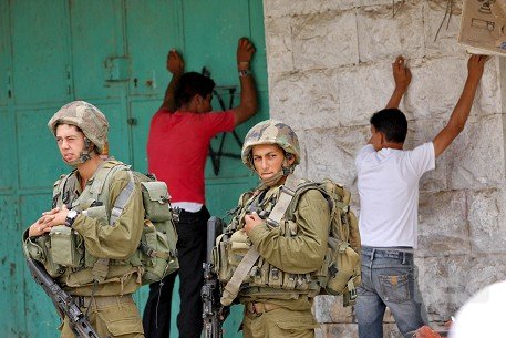 اعتقال 8 فلسطينيين في الضفة الغربية المحتلة