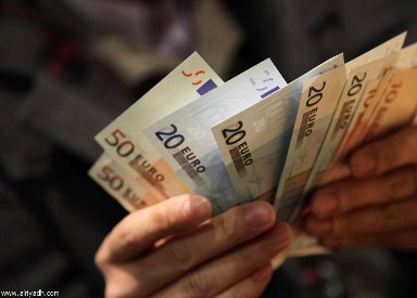 اليورو يتراجع إلى أدنى مستوياته في 9 أشهر
