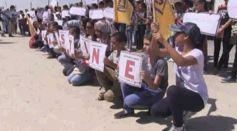 عشرات الأطفال ينظمون وقفة للمطالبة بفتح معبر رفح