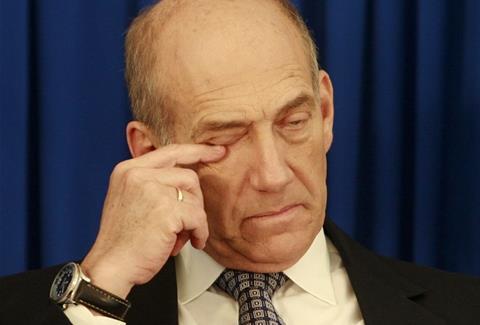 شرطة الاحتلال تحقق مع أولمرت بتهمة تشويش إجراءات قضائية