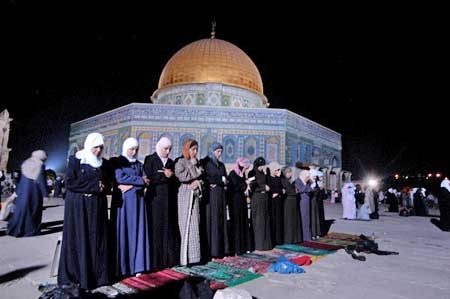 الاحتلال يبعد 4 مقدسيات عن الأقصى