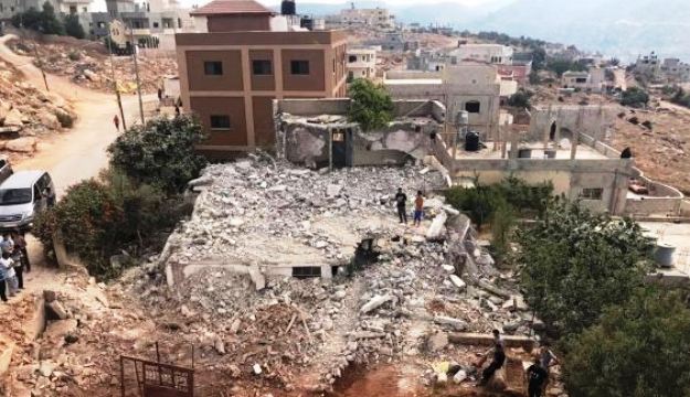 الاحتلال يهدم  منازل 3 شهداء ويغلق آخر في رام الله