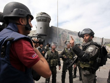 إصابة عدد من الصحفيين خلال قمع الاحتلال لمسيرة يوم الصحافة