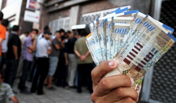 بدء صرف رواتب موظفي 2005