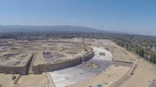  روبوت طائر يكشف مبنى 