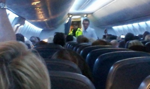 مسافرٌ يغضب ويكسر زجاج الطائرة!