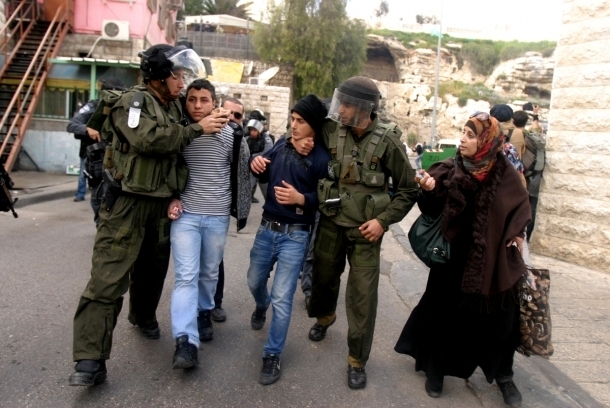 اعتقال 11 فلسطينياً في مناطق بالضفة الغربية المحتلة