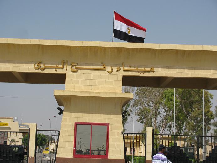 وقفة احتجاجية أمام معبر رفح تنديدا بحادث اختطاف 4 فلسطينيين داخل الأراضي المصرية