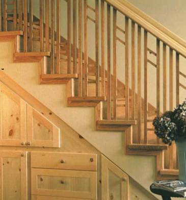 والدان يحبسان طفلهما في خزانة تحت درج 