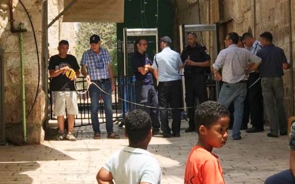 سلطات الاحتلال تأخذ قياسات أحد أبواب المسجد الأقصى