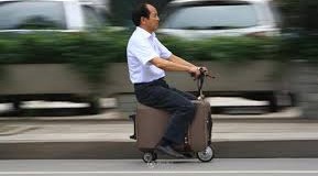 فلاح صيني يحول حقيبة سفر إلى دراجة 