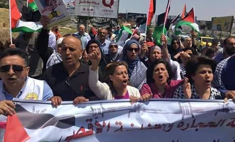 نابلس.. مسيرة تضامناً مع الأسرى باتجاه حاجز حوارة