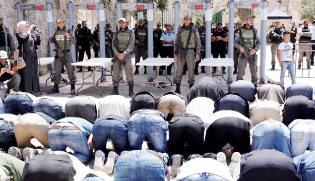 نتنياهو يأمر بتفتيش جميع الداخلين للمسجد الأقصى