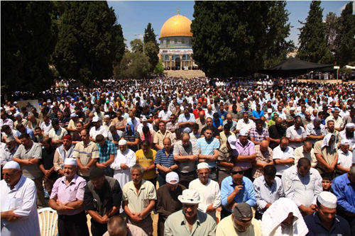 200 ألف يؤدون صلاة الجمعة الأولى من رمضان في المسجد الأقصى